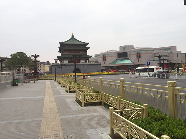 北京钟楼西北角绿植护栏